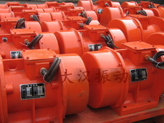 YZS振動(dòng)電機(jī)：加裝防護(hù)外殼，密封性強(qiáng)不易損壞。