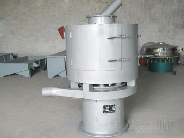 氣流篩與其它普通振動篩不同的是其采用的是立式篩網(wǎng),篩分主要動力來自風(fēng)機的吹動帶動物料撲向篩網(wǎng),從而完成篩分目的。